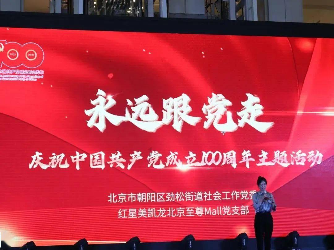 贝索斯53岁未婚妻罕见跟哈里同框,还盛赞了王子,双双获奖惹争议